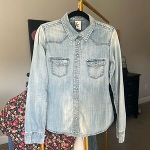 H&M Button Down Denim Shirt Women’s Size 8 Blue Western Pearl Snap Long Sleeve
